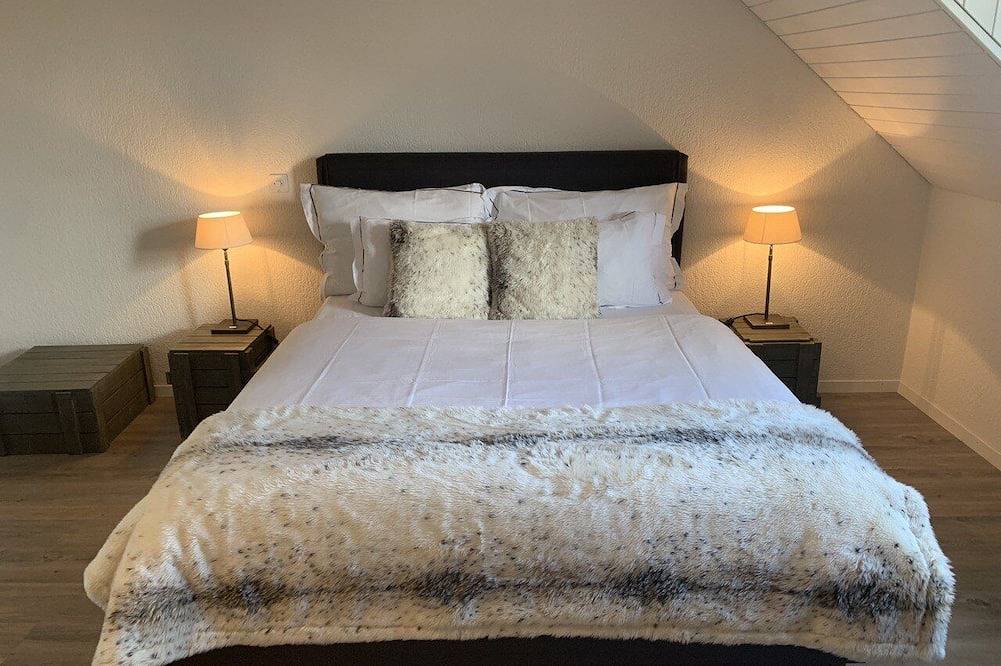Entire apartment, Löwenplatz Apartment next to Station by Airhome in Zurich, Zurich district