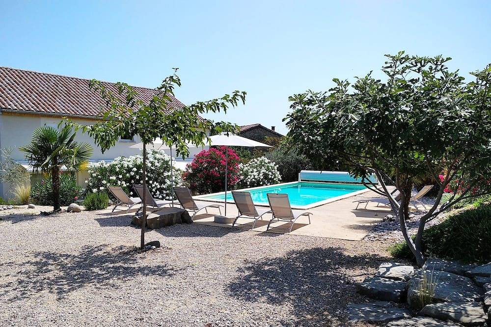 Les Givans, gîtes de 60m², piscine chauffée à partir du 15 mai, vue panoramique in Les Vans, Parc national des Cévennes