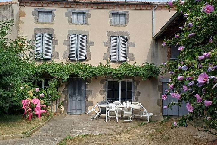 Gîte pour 14 personnes, avec Jardin à Fontannes