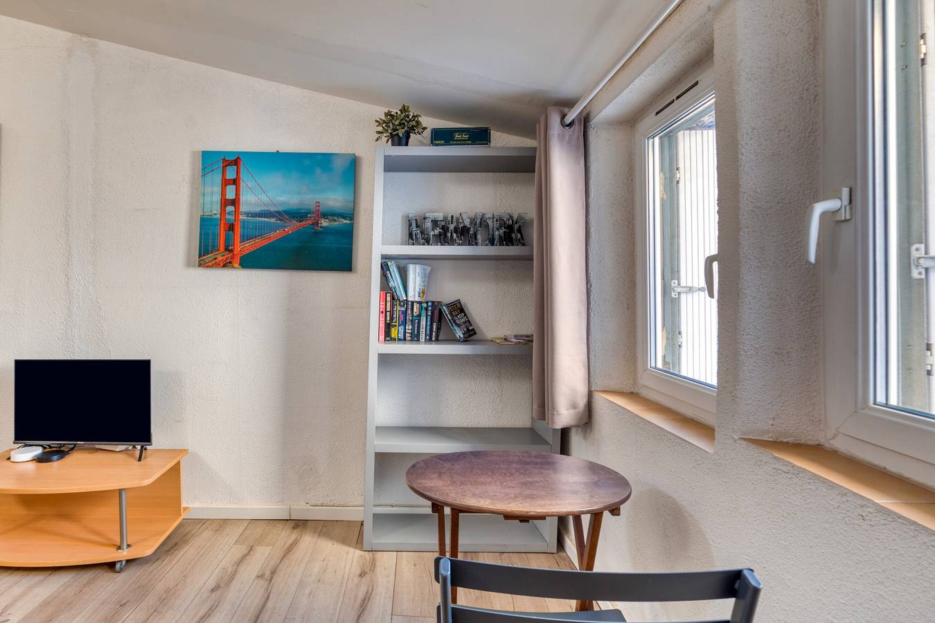 Apartamento entero, Apartamento 'Sous Les Toits' con Wi-Fi y aire acondicionado in Pézenas, Côte d'Améthyste