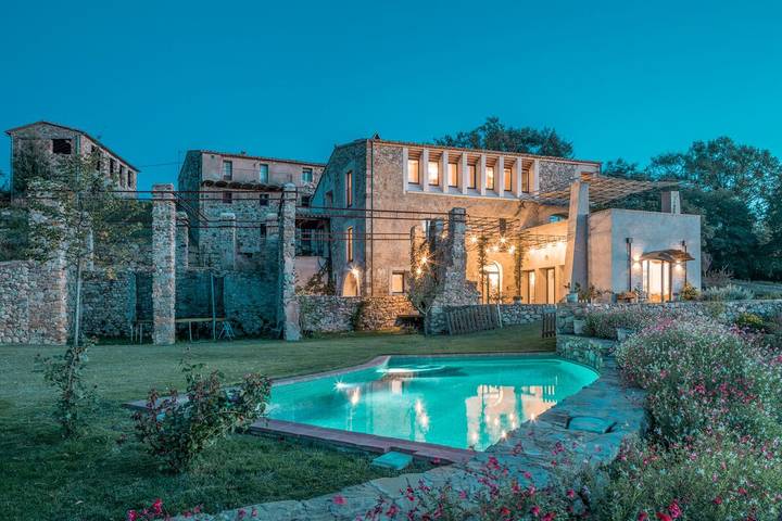 Chalet para 14 personas, con Terraza además de Jardín y Piscina en Garrotxa