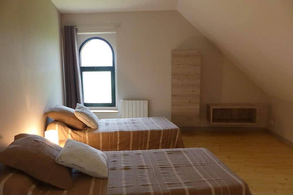 Casa rural renovada con terraza, estufa de leña y Wifi en Chapeau in Chapeau (desambiguación), Allier (desambiguación)