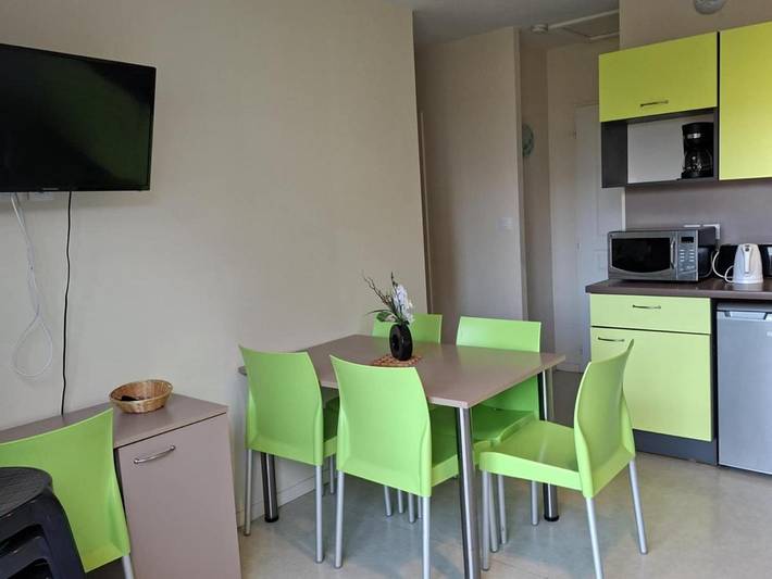 Gîte pour 6 personnes, avec Balcon et Terrasse ainsi que Jardin et Piscine à Chaveignes - 4