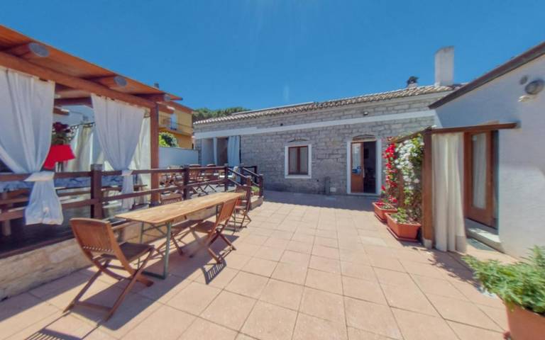 Chambre d’hôte pour 4 personnes, avec Terrasse et Jardin à Arzachena