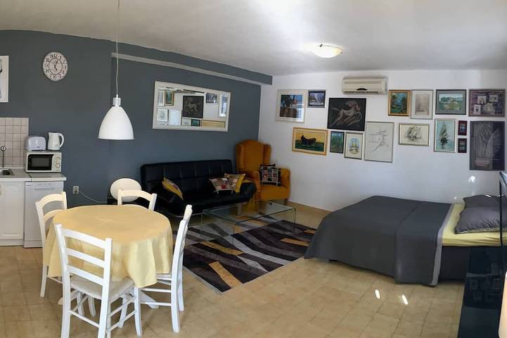 Ganze Wohnung, 1-Zimmer-Ferienwohnung mit Terrasse und Meerblick Prvic Luka, Prvic in Prvić Luka (Kroatische Adria), Prvić Luka