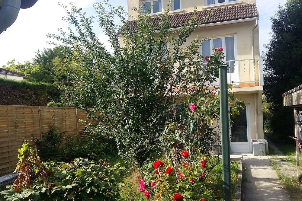 Appartement entier, Grand Gîte de 5 pieces100 m2 à 25mm Paris; 35mm Disney ;15 mm orly; 30mm Cdg; in Yerres, Essonne