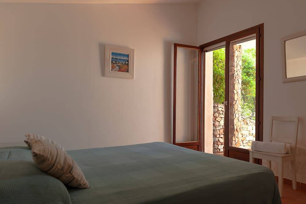 Porto Vecchio, Palombaggia, villa bord de mer, avec jardin, 2 chambres in Palombaggia, Porto-Vecchio