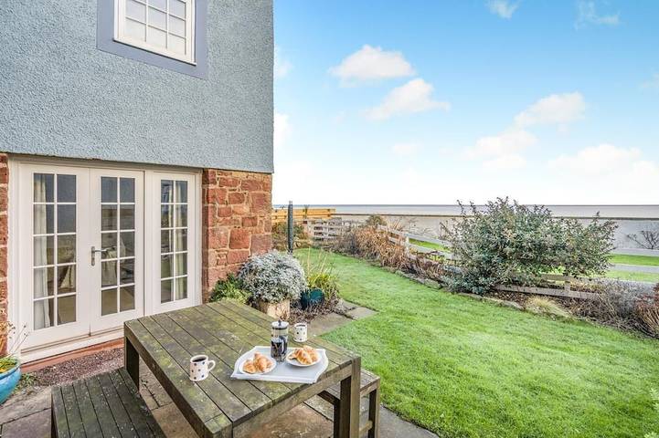Log cabin for 6 people, with garden in Dunbar