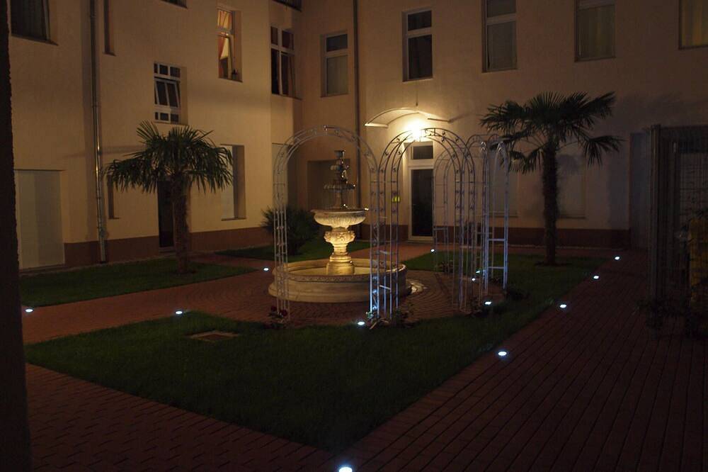 Ganze Wohnung, Super * * * * * Apartment at the main station with terrace, Wifi, washing machine. in Moabit Berlin, Berlin