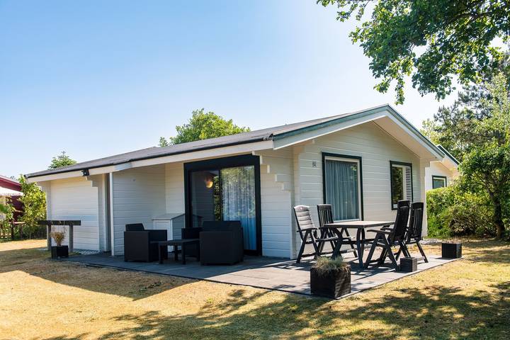 Bungalow voor 4 personen, with Balkon/Terras and Terras as well as Tuin and Zwembad op Ameland