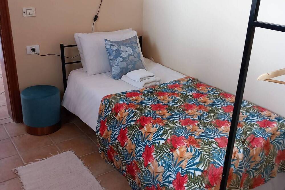Apartamento entero, Single room with a single bed and en-suite bathroom. The window looks out onto the patio area in Vilaflor de Chasna, Tenerife Sur