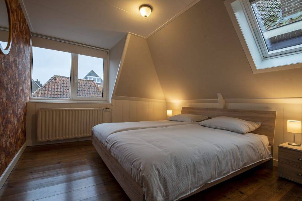 Vangogh House Medemblik, historic vacation home in old town, with fireplace in Medemblik, Ijsselmeer