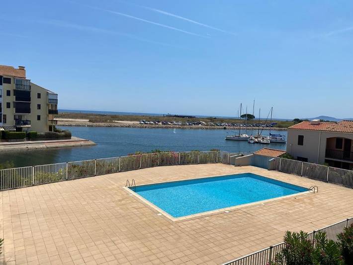 Appartement de vacances pour 4 personnes, avec vue ainsi que piscine et terrasse