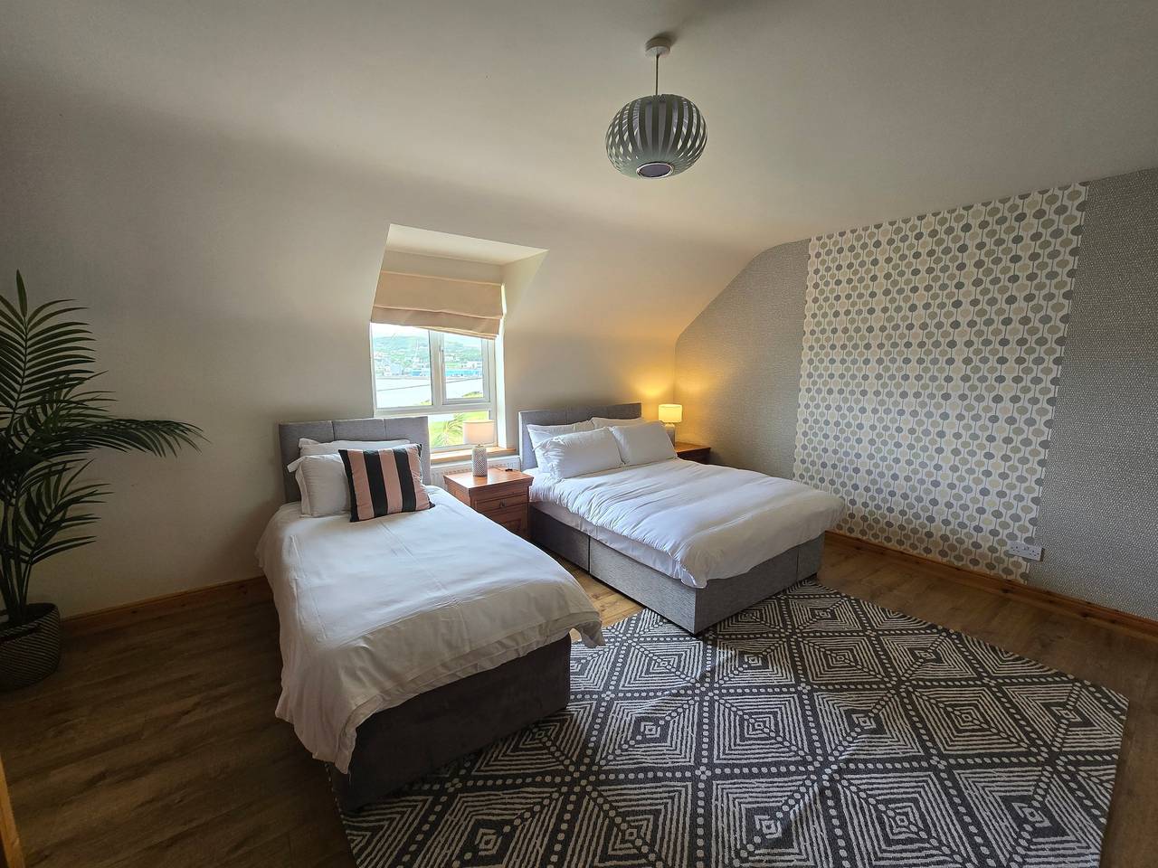 5 Bed House - Sleeps 14 - Pets - Garden - Parking in Killybegs ED, Donegal