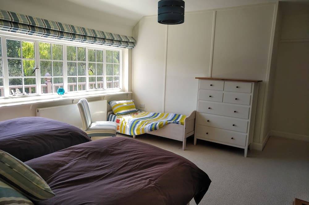 5-bed house: pool, tennis court, walk to beach, 10 acres in Shalfleet, Isla de Wight