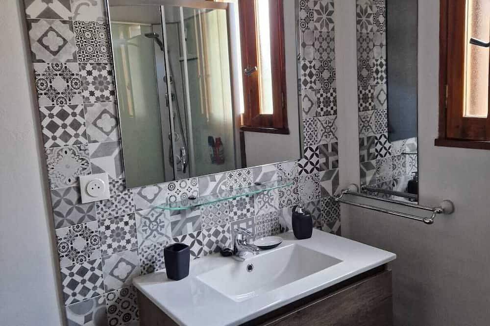 Appartement entier, Appart T2 économique 2/4 pers - vue sur la Cerdagne - chauffage inclu in Saillagouse, Parc naturel régional des Pyrénées catalanes