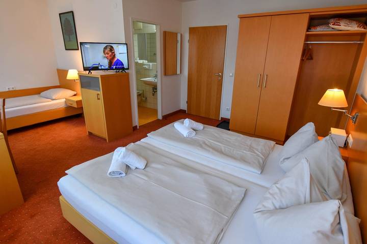Chambre à trois lits, salle de bain, Wc, salle de séjour/chambre in Alpes de Gailtal, Villach
