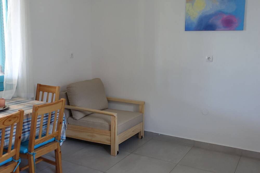 Ganze Wohnung, Appartement in Ferienhaus direkt am Meer, mit grosser gedeckter Terrasse in Region Attika