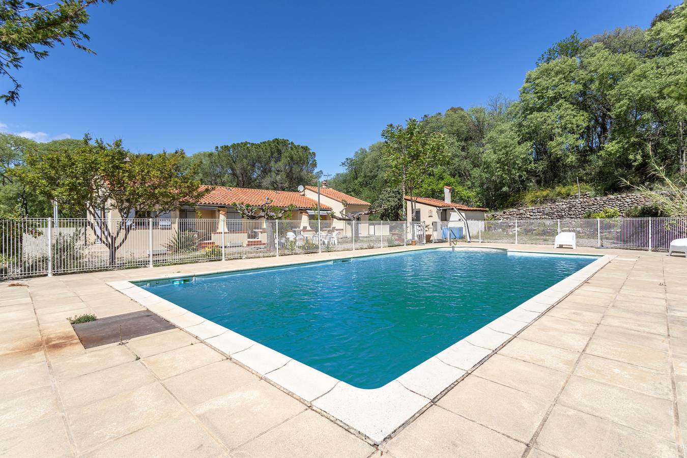 Casa de vacaciones 'Gite 6 Entre 4 Et 6 Personnes' con vistas a la montaña in Reynès, Región Céret