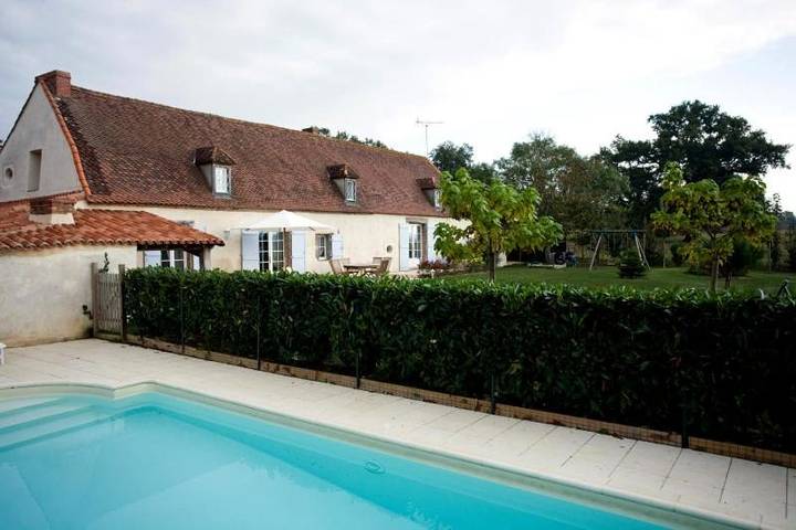 Gîte pour 8 personnes, avec vue ainsi que piscine et jardin à Tallud-Sainte-Gemme