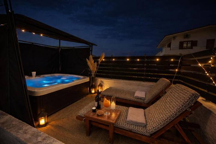 Location de vacances pour 4 personnes, avec jacuzzi ainsi que piscine et jardin, adapté aux familles dans Égine - 4