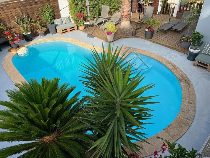 Hôtel pour 3 personnes, avec piscine ainsi que terrasse et bassin pour enfant, animaux acceptés