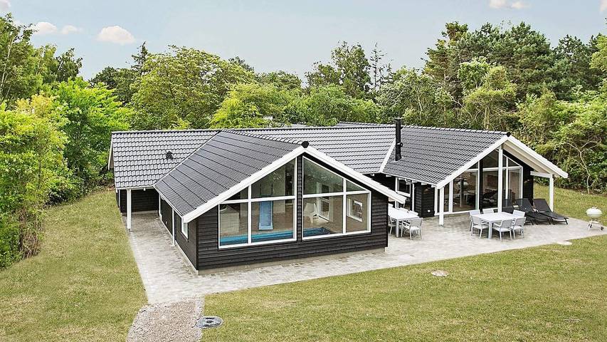 Ferienhaus für 14 Personen, mit Pool und Sauna sowie Terrasse und Whirlpool in Tisvilde