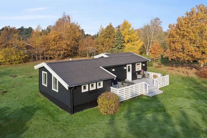 Ferieudlejning for 7 personer, med sauna og terrasse samt have i Vig