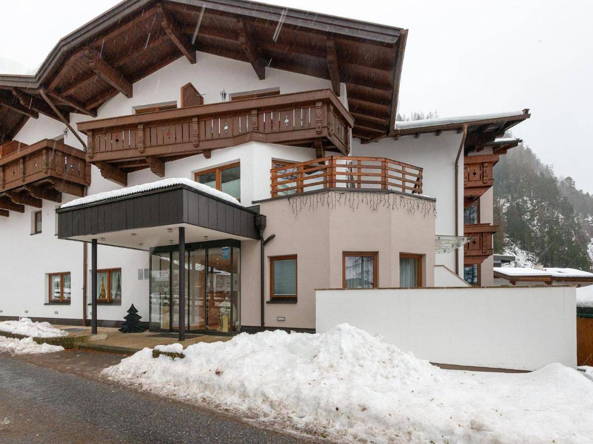 Fourteen-Bedroom Holiday home in Stubaier Alpen, Längenfeld