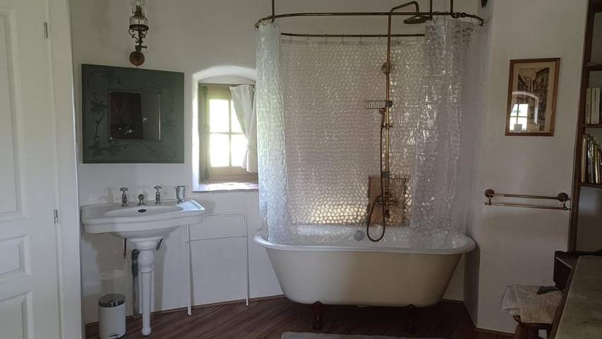 Location de vacances pour 6 personnes, avec piscine et vue ainsi que terrasse et jardin à Saint-Aubin-en-Charollais - 4