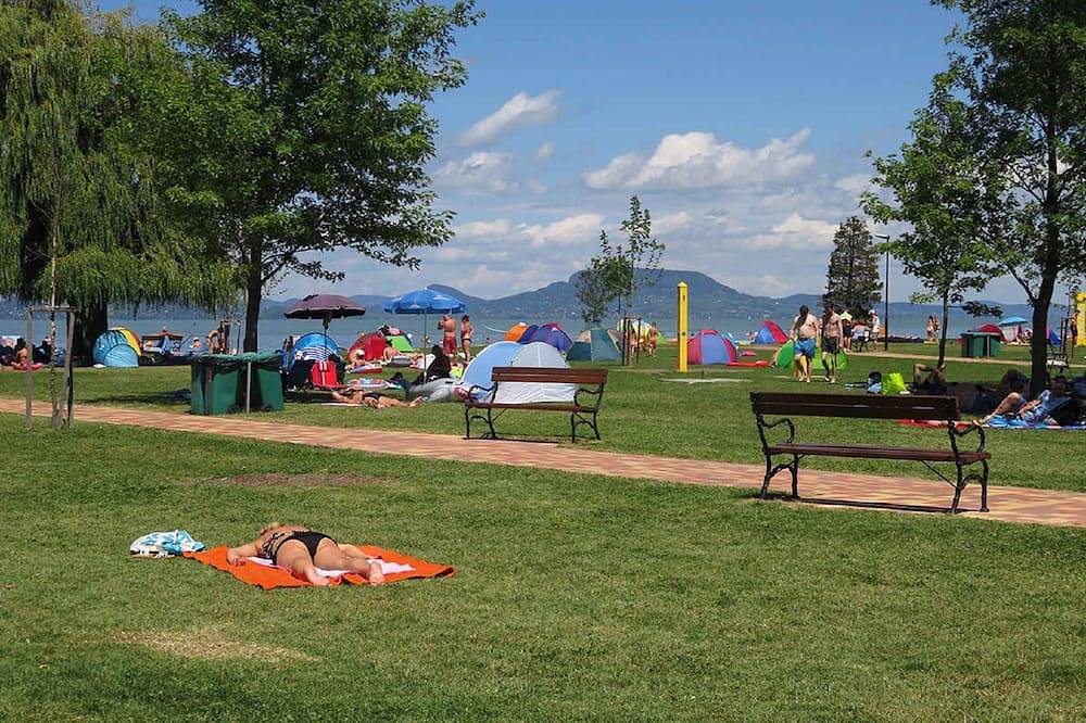 Ganze Wohnung, Ferienwohnung nur 250 m vom Strand entfernt in Balatonmariafürdö, Plattensee Südufer