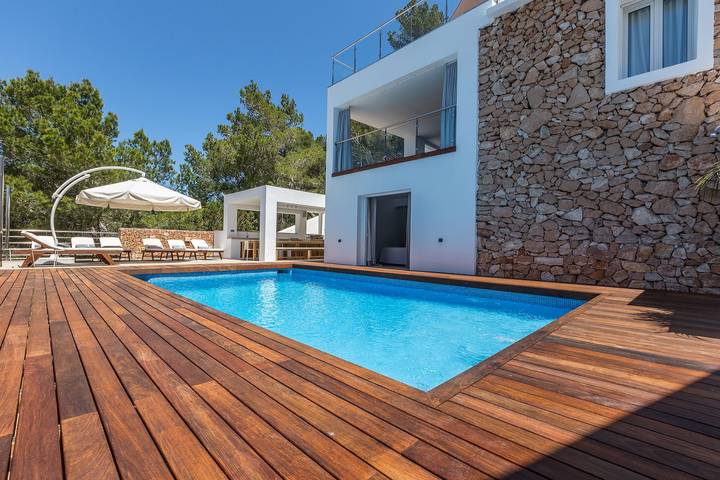 Villa pour 12 personnes, avec Balcon et Jardin ainsi que Piscine et Vue sur le lac à Cala Salada