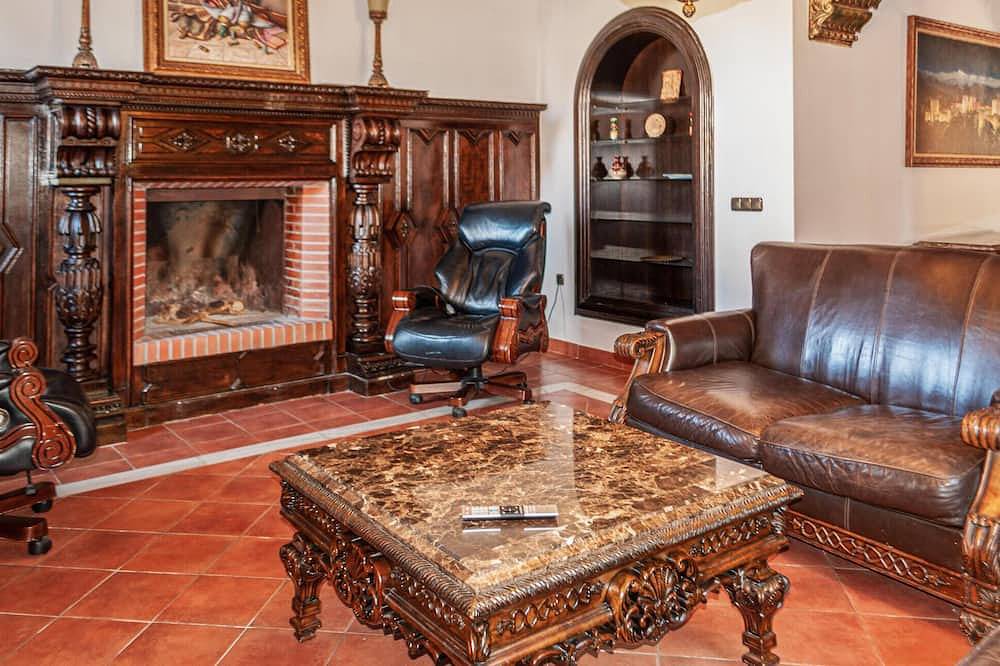 Beautiful home in Otura with kitchen in Villa de Otura, Granada Province