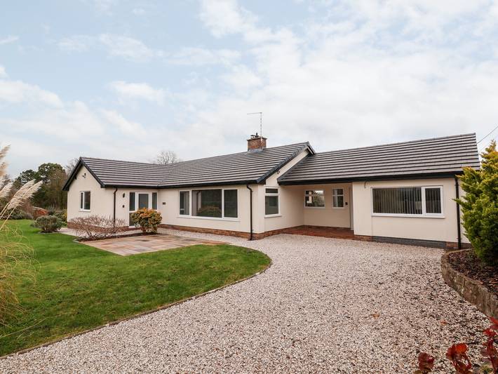 Cottage for 6 people, with Garden and Pool in Wales