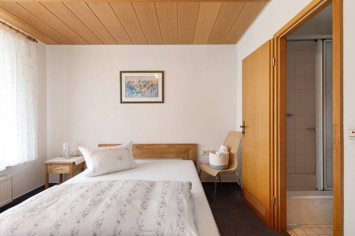 Room 'Zimmer 37' with Shared Garden and Wi-Fi in Nürtingen, Landkreis Esslingen