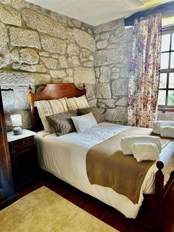 Location de vacances pour 2 personnes, avec vue ainsi que jardin et piscine, animaux acceptés à Arouca - 3