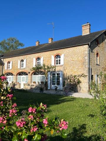 Gîte pour 23 personnes, avec jardin ainsi que terrasse et piscine dans Arçonnay