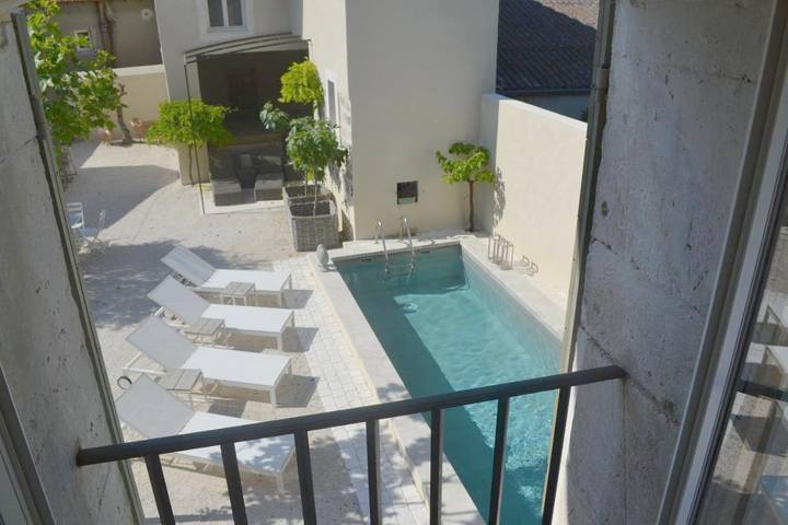 Location de vacances pour 2 personnes, avec terrasse et piscine ainsi que vue et jardin à Maillane - 3
