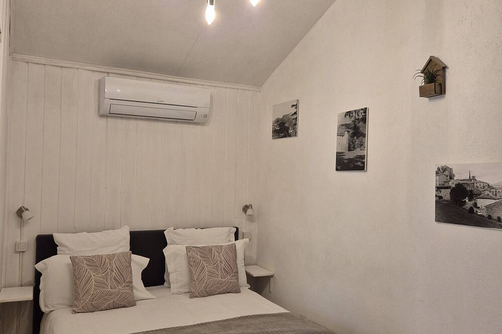 Apartamento entero, Estudio-Confortable-Baño privado-Vista al patio in Crest, Región de Die