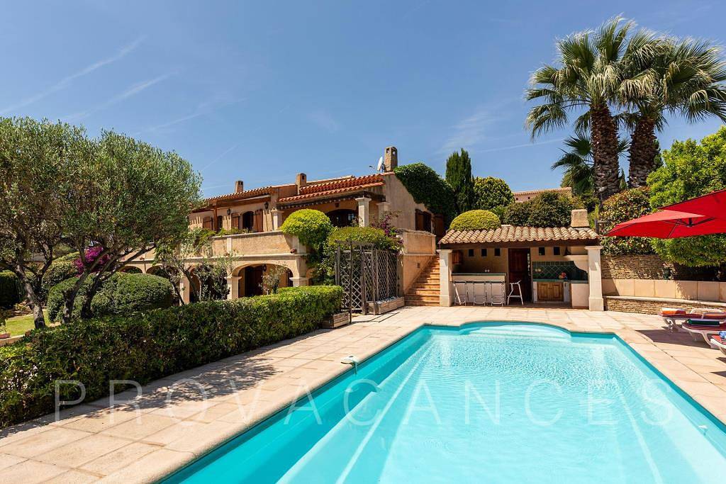 Holiday house with stunning sea views and pool in Bandol in Bandol, Region de Toulon
