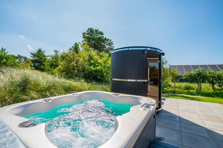 Modernes Ferienhaus mit Außensauna, Außenwhirlpool und Dünenblick in Henne Strand in Henne, Lago Filsø