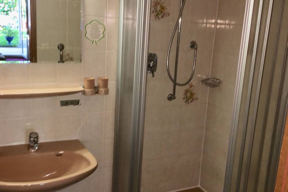 Doppelzimmer 8, mit Balkon - Gästehaus am Lindenweg in Meersburg, Region Bodensee-Oberschwaben