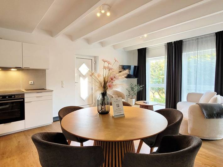 Ganze Ferienwohnung, Charmante Ferienwohnung mit Terrasse - nur 50m zum Strand mit eigenem Parkplatz und Fahrradunterstellmöglichkeit - Gemütliche Ferienwohnung "Windjammer" mit Parkplatz – Nur 50 Meter zur Ostsee in Sierksdorf, Ostholstein