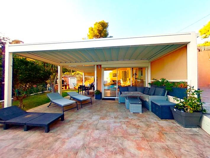 Location de vacances pour 4 personnes, avec jardin ainsi que piscine et terrasse, adapté aux familles à Carqueiranne - 2