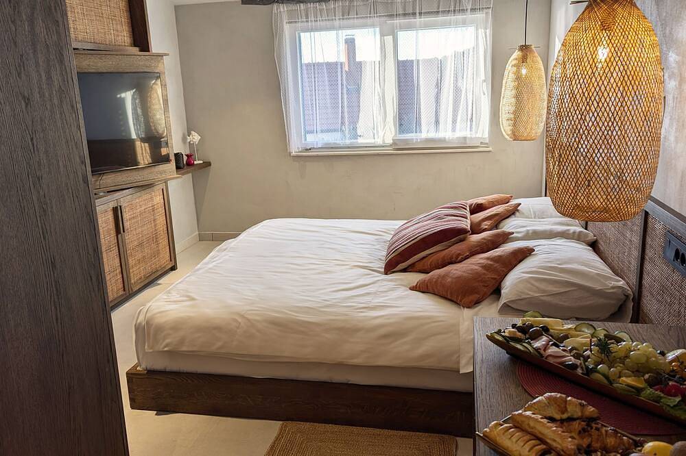 A Luxurious Mediterranean Escape on a Serene Island - Sunset Bliss Suite /1 in Drvenik Mali und Veli