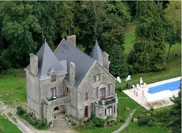 Gîte pour 18 personnes, avec balcon et jardin ainsi que piscine et vue à Langoëlan