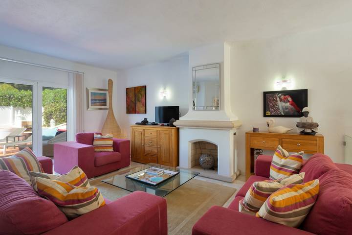 Villa 'Vila Senna' with Private Pool, Wi-Fi and Air Conditioning in Vale do Lobo, Almancil