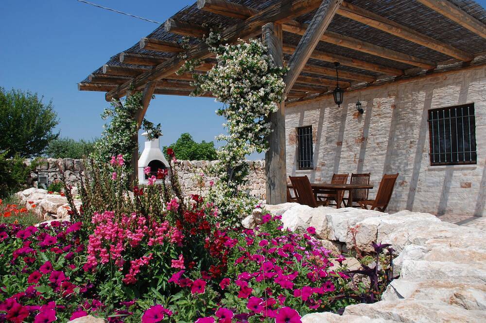 Trulli Bianchi. Caratteristico in pietra con piscina privata e vista panoramica in Comune di Alberobello, Provincia di Bari