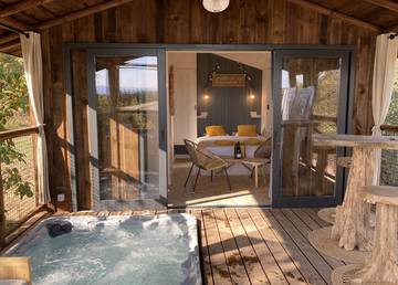 Gîte pour 2 personnes, avec terrasse et jacuzzi ainsi que jardin et piscine dans l' Aude