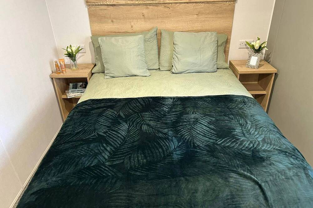 River Meadows Retreat. Contemporary, spacious caravan. 3 Bedroom, sleeps 8 in Northampton, Northamptonshire